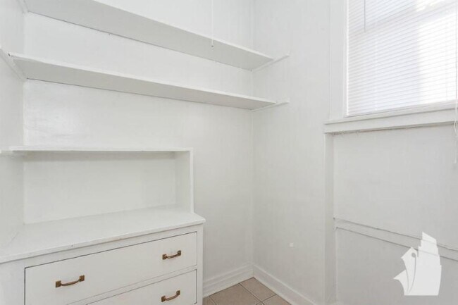 Building Photo - 2 bedroom in Chicago IL 60657