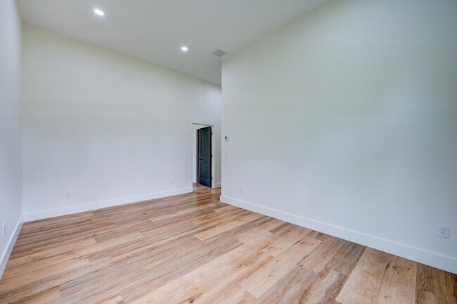 Building Photo - 19 Hidden Glade Dr