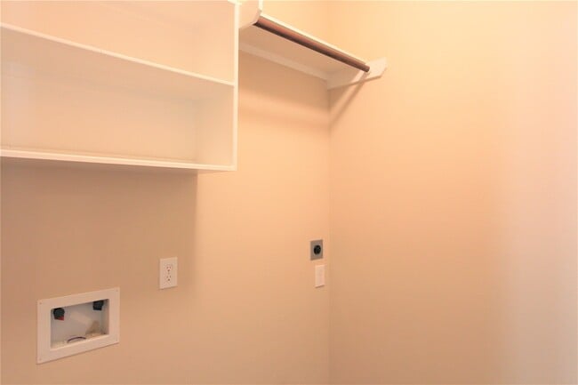 Building Photo - 603 Honeysuckle Vine Dr