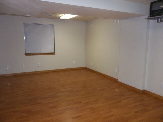 Building Photo - Comfort & Space in Fort Collins – 5BR Home...