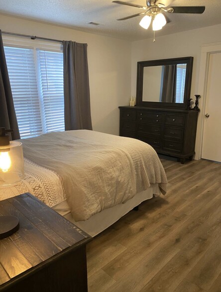 Queen bed in masters - 1429 W Deane St