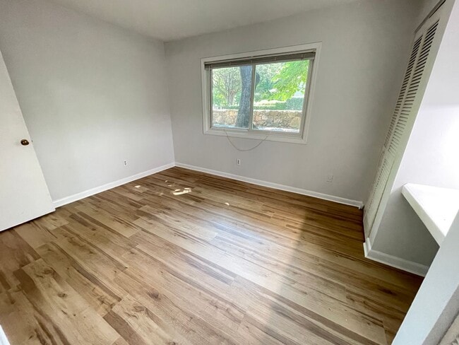 Building Photo - Sleek, Stylish 2br 2ba upper level condo in Chancellor Square, walking distance to Campus, downtown!