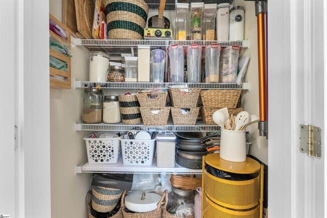 Building Photo - 154 S Lake Emory Dr