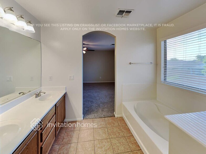 Building Photo - 4234 E Westchester Dr