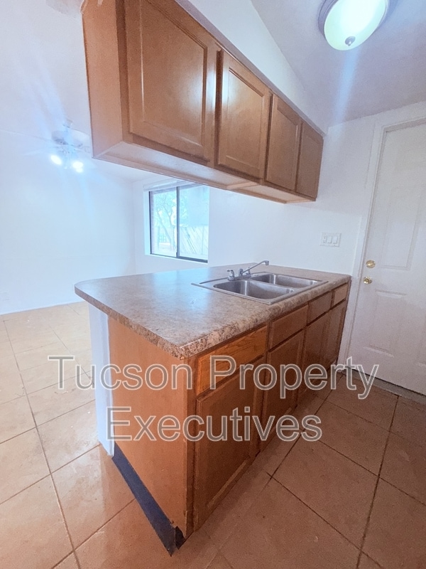 Building Photo - 1644 N Beverly Ave