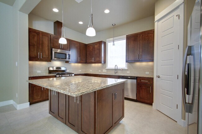 Building Photo - UT PRE-LEASE: Wood Floors, North Campus, Large Living Space, 2011 Construction, Custom High End K...