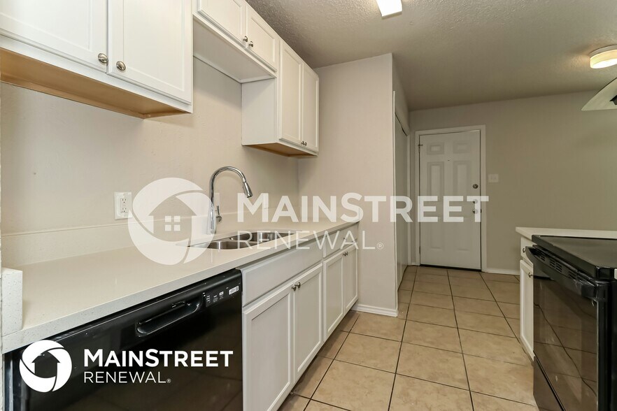 Building Photo - 3904 Royal Crest Dr