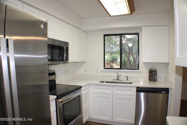 Building Photo - 10315 Docksider Dr E
