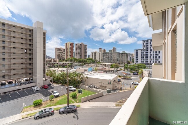 Building Photo - Upgraded 2BR 1BA 1PARKING near Waikiki & UH Manoa! Dishwasher & Washer/Dryer In Unit!