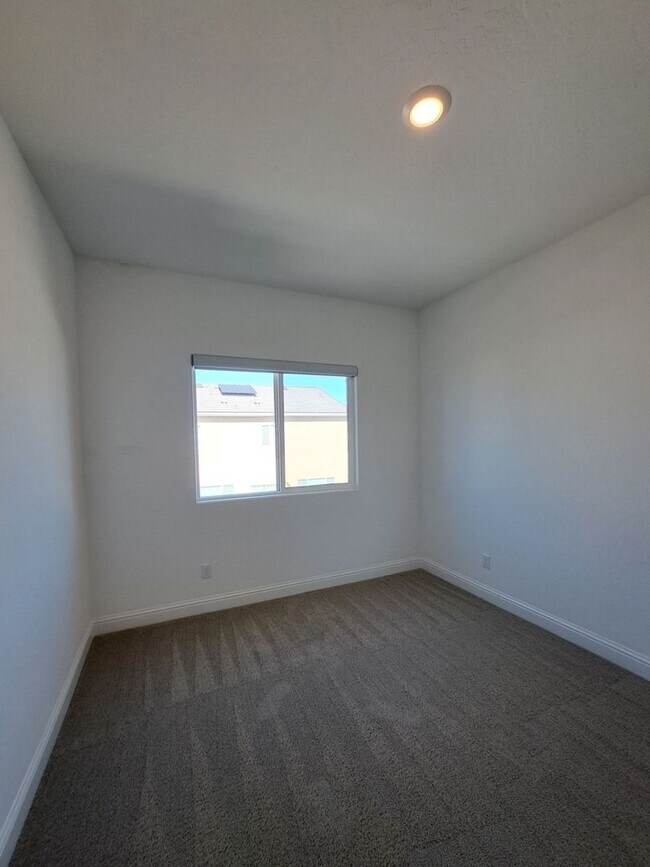 Building Photo - 911 Blue Oak Lane W