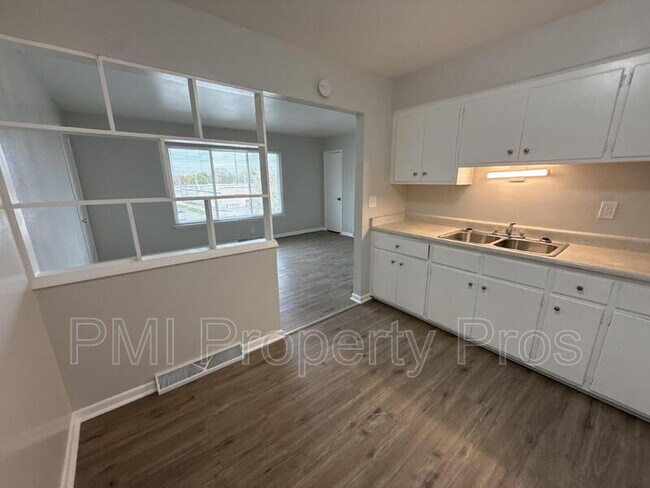 Building Photo - 7701 W Hampton Ave