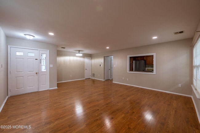 Building Photo - 157 Tulip Ln