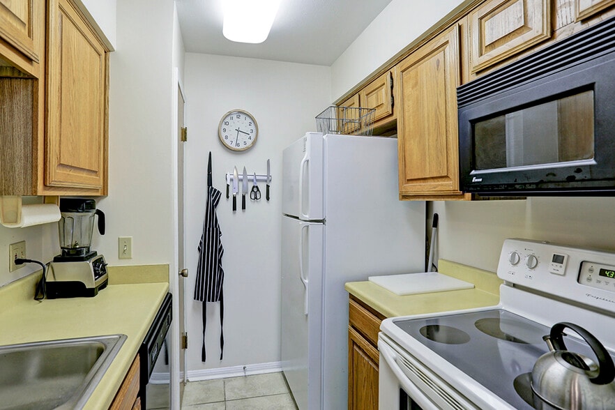 Kitchen - 2507 Montrose Blvd