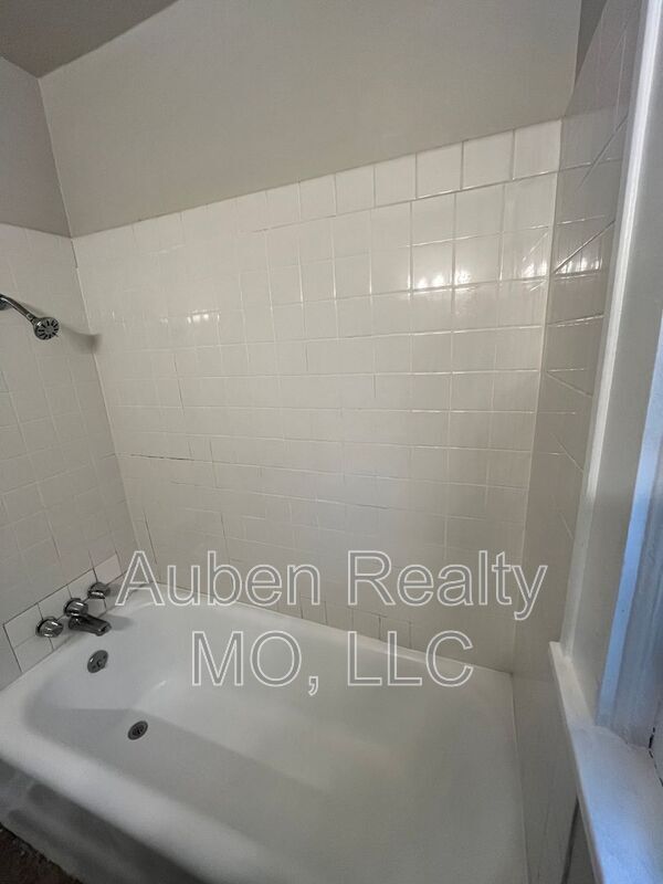 Building Photo - 5330 Rockhill Rd