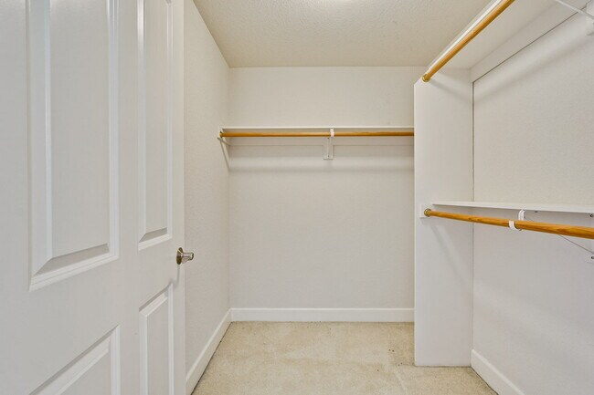 Building Photo - Large 2BR/2BA Condo with Spacious Balcony ...