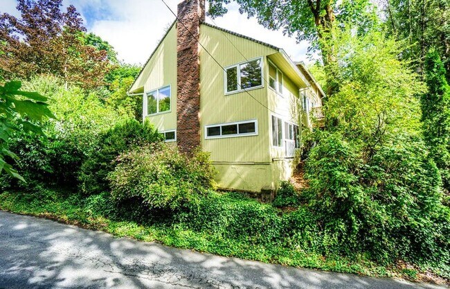 Building Photo - 100 NW Pittock Ave