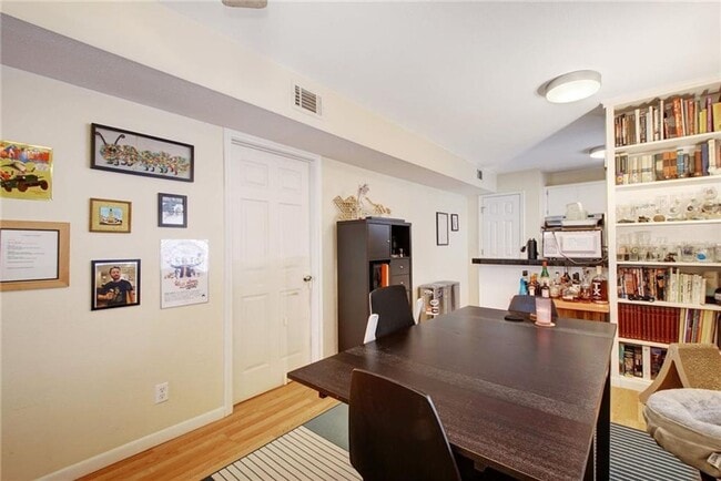 Building Photo - Large 1 bedroom in Hyde Park! Reserved par...
