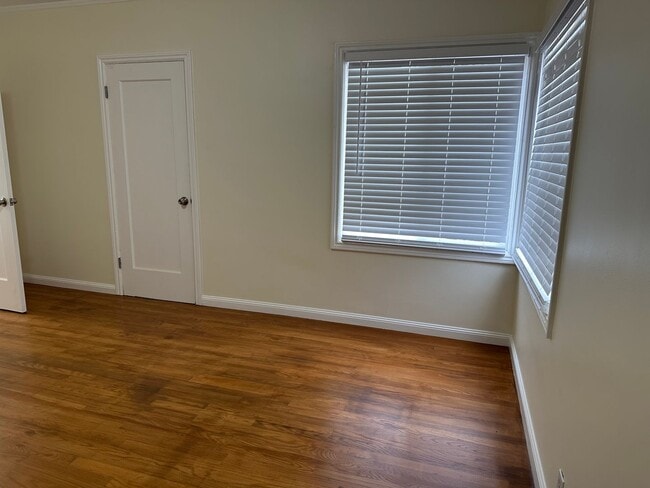 Building Photo - EPIC REA - Great Corner Lakeside Home - 3 ...