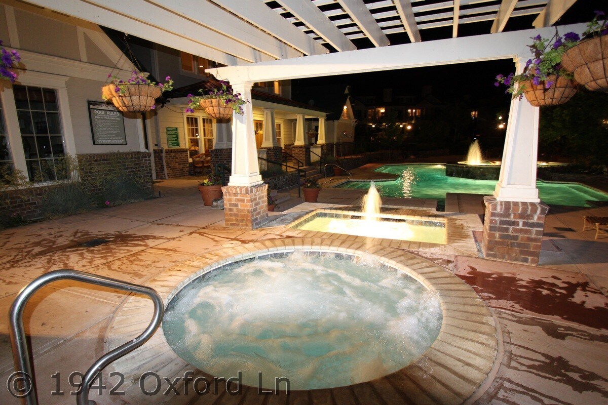 Hot tub - 1942 Oxford Ln