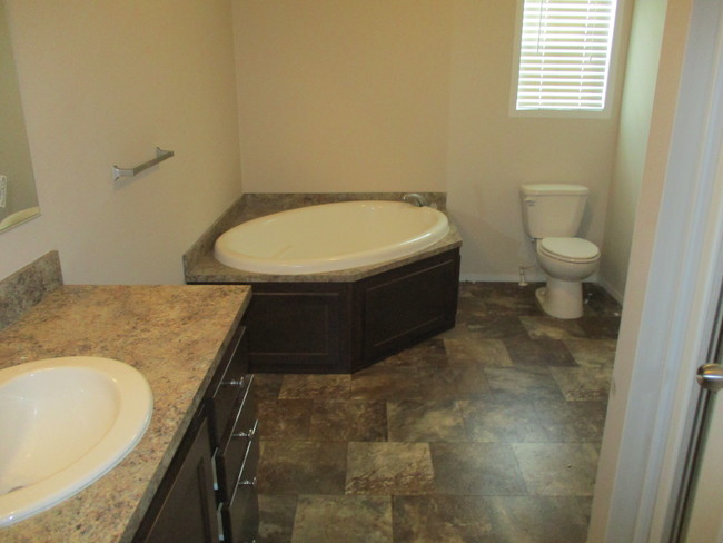 4 bedroom Master Bath - Kensington Meadows