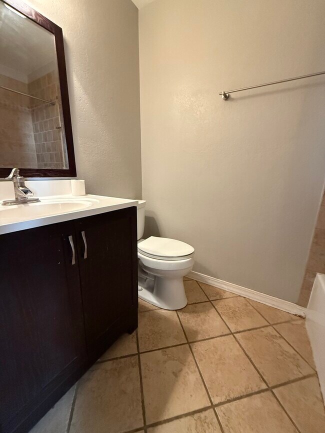 Building Photo - Town Home For Rent