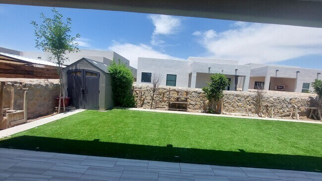 Building Photo - Beautiful 4 bedroom 2.5 bathroom home! READY NOW