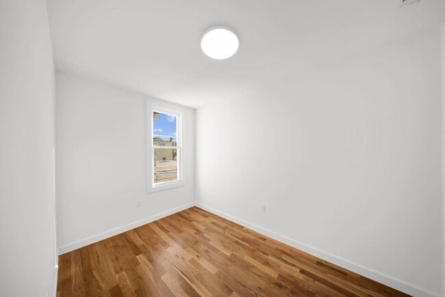 Building Photo - 319 William St