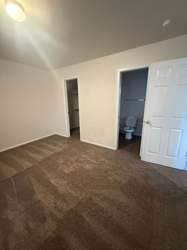 Building Photo - 323 Ellers Grove