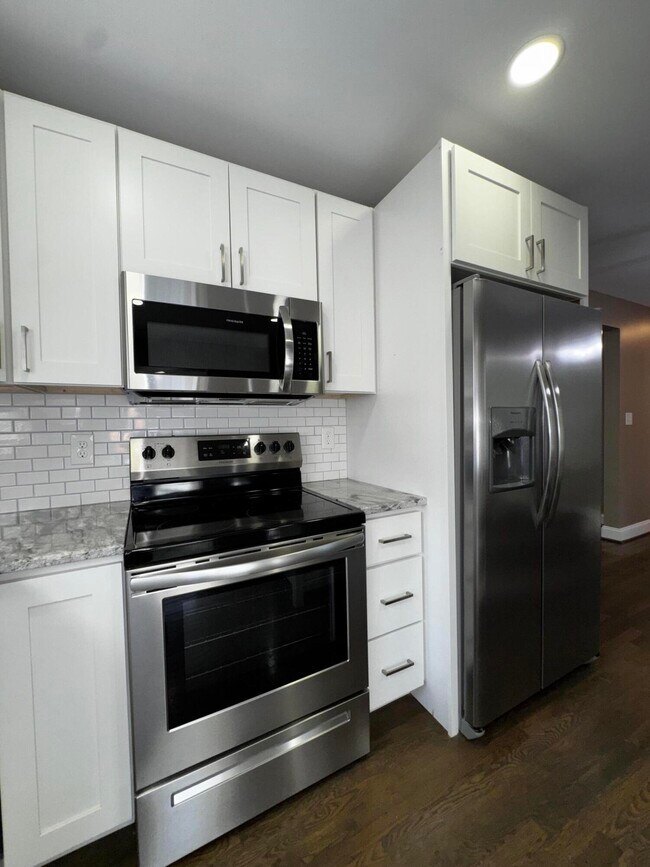 Building Photo - 564 Claymont Dr