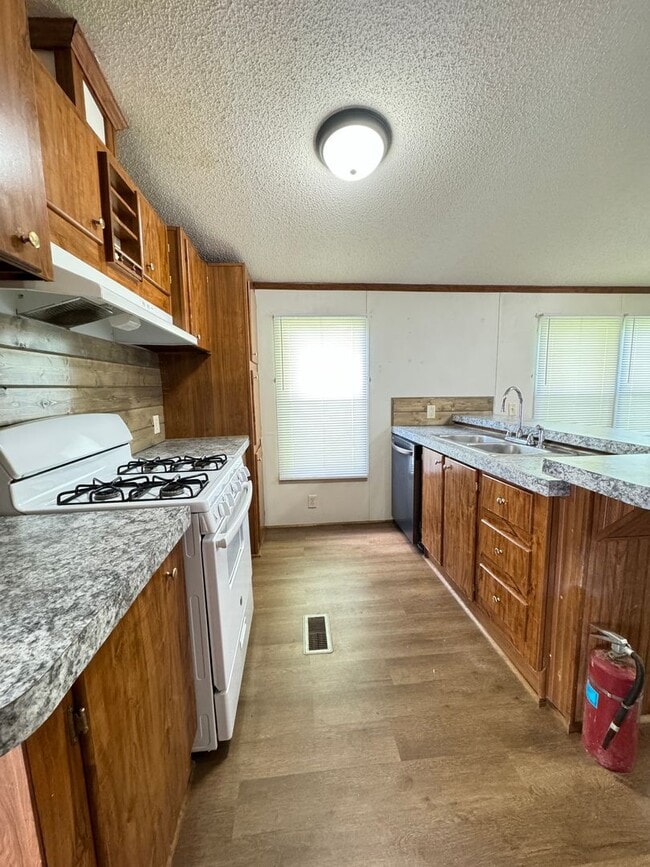 Building Photo - 3 Bedroom 2 Bath Mobile Home