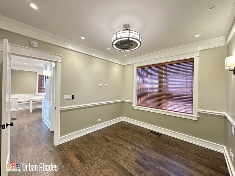 Building Photo - 1406 W Cornelia Ave