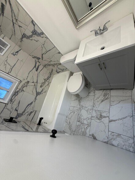 Building Photo - 628 Church St