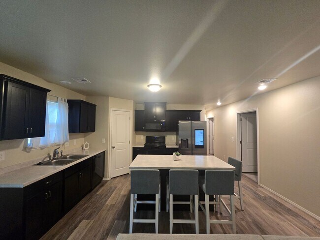 Building Photo - Modern comfort meets convenience in this b...