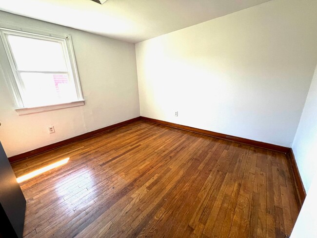 Building Photo - 4 Bedroom 2 Bathroom Home Located in Empor...