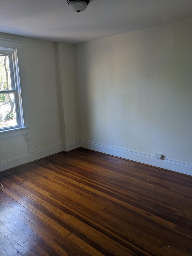 Building Photo - 216 E Fairfax Ln