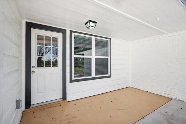 Building Photo - 15322 Torry Pines Rd