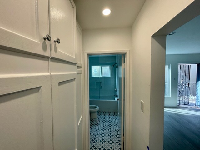 Building Photo - 2140 Beachwood Dr