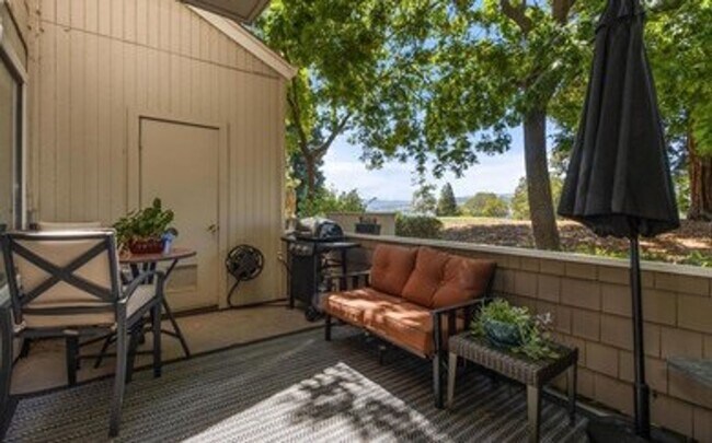 Building Photo - Gorgeous Two-Bedroom Condo with Golf Course Views in San Ramon!