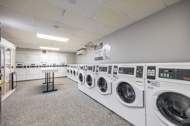 Building Photo - 1140 N La Salle Dr