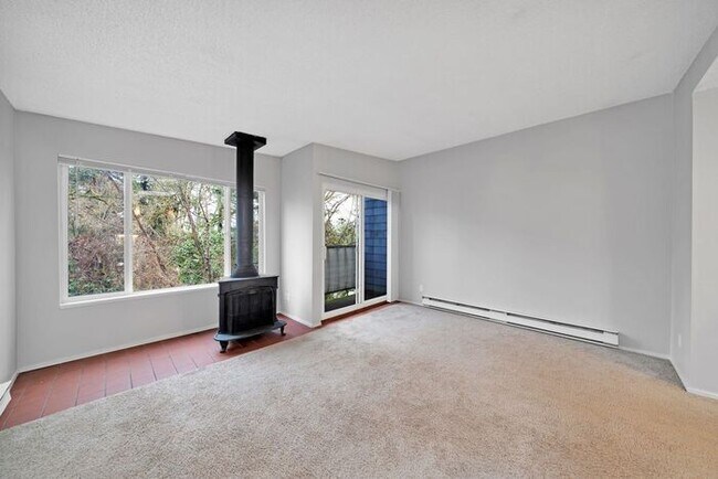 Building Photo - Lair Hill is offering a 1bed/1bath!! Get i...
