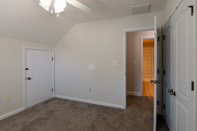 Building Photo - 862 Tyler Woods Dr