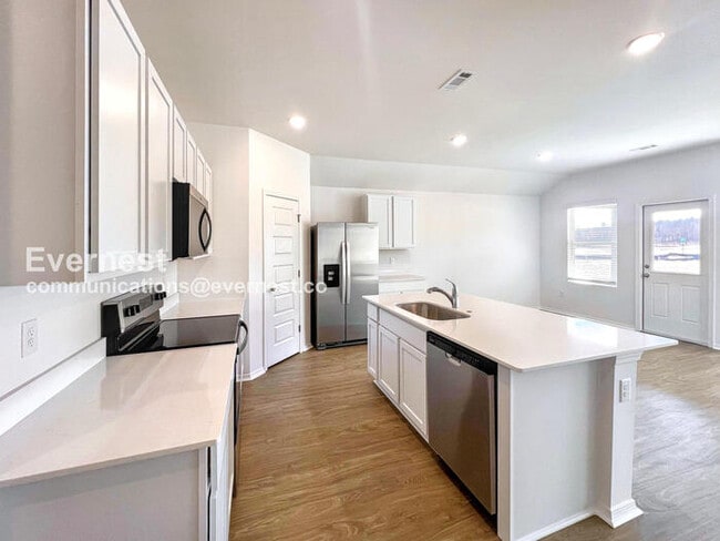 Building Photo - 4 Bed/2 Bath Home with 2-Car Garage / Pet-Friendly / Vouchers Accepted / Available Now!