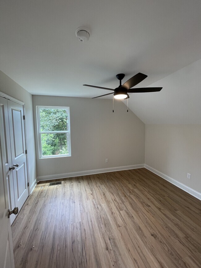 Building Photo - 1944 Lynnbrook Ave