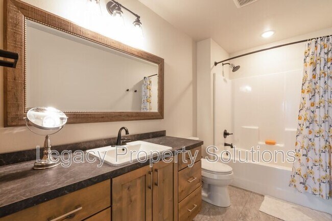 Building Photo - 527 Flint Dr