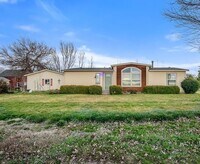 Building Photo - Country living, close to town!!!