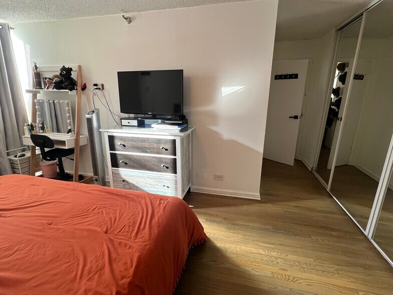 bedroom 1 - 200 N Dearborn St
