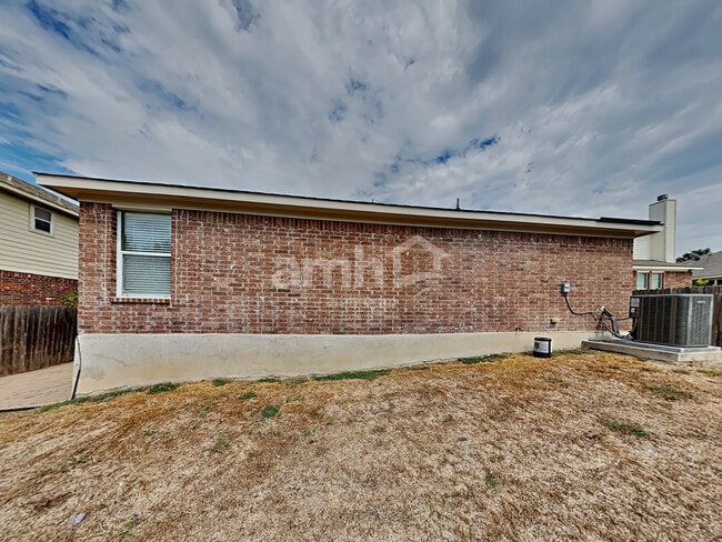 Building Photo - 511 Point Vly