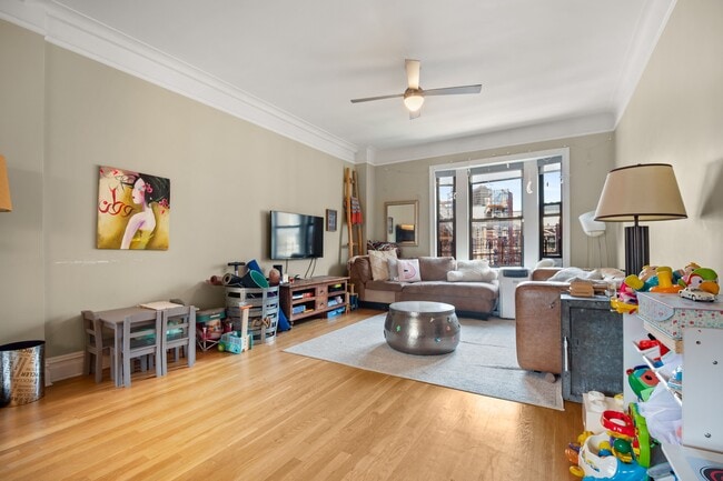 Building Photo - 514 W 110th St