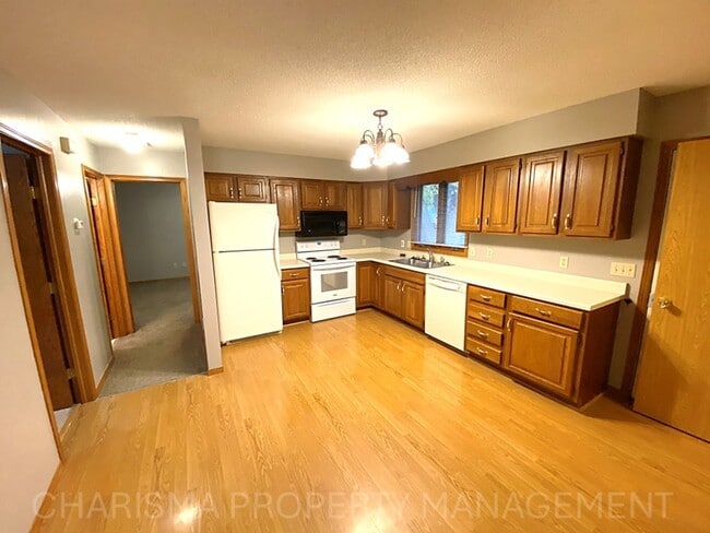 Building Photo - 4 BEDROOM, 2 BATH HOME IN EAST SIOUX FALLS! DOUBLE ATTACHED GARAGE! FENCED IN BACKYARD!
