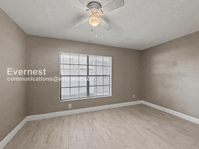 Building Photo - 3 Bed/2 Bath Home with Fenced Yard & Garage / Available Now!